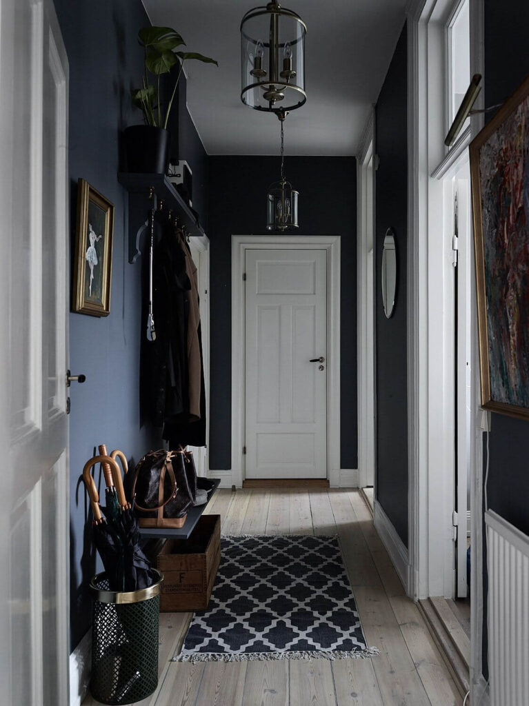 синий коридор в 3-комнатной квартире