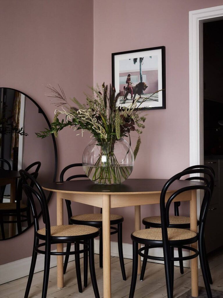 розовая столовая в однокомнатной квартире