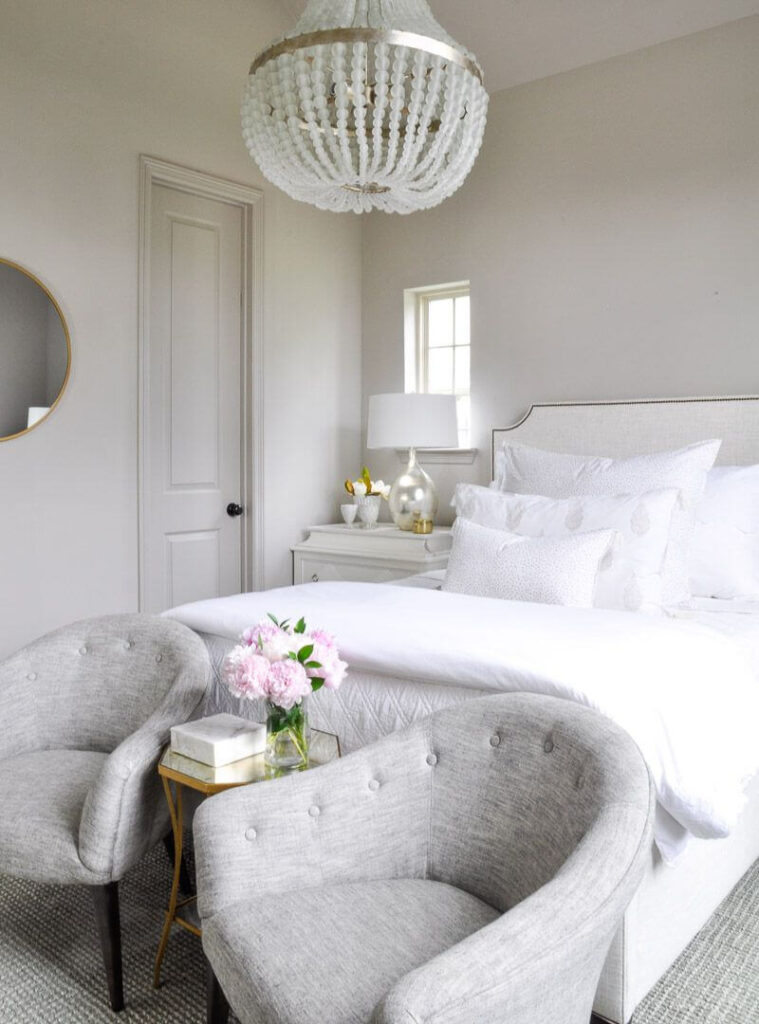 роскошная в классическом стиле спальня