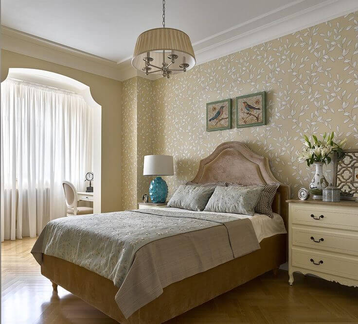 приятная в классическом стиле спальня