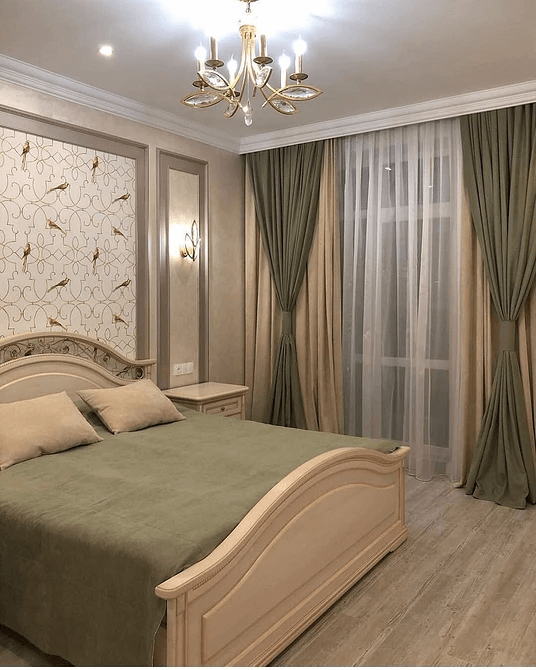 в классическом стиле спальня в однокомнатной квартире