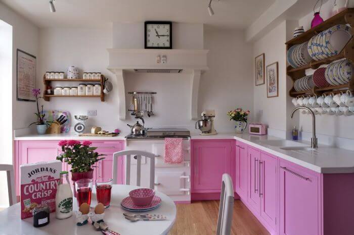 бело-розовая кухня в квартире