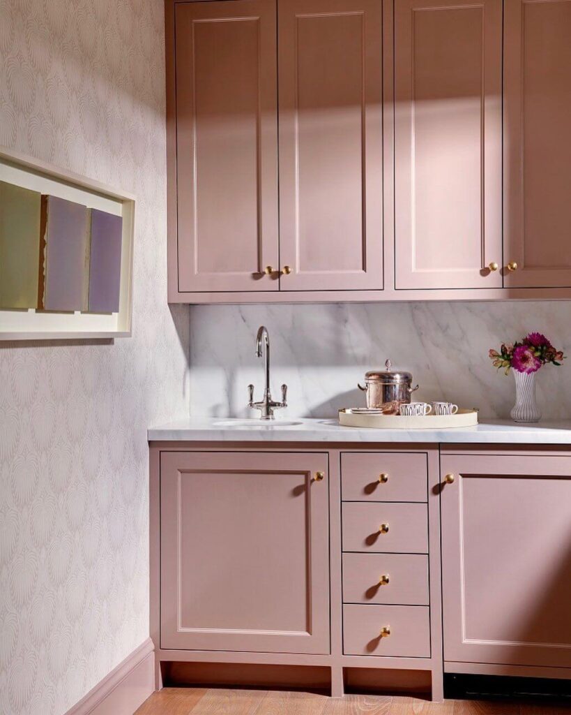бело-розовая кухня в 1-комнатной квартире