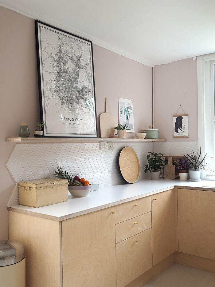 бело-розовая кухня в коттедже