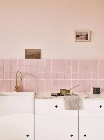 бело-розовая кухня в коттедже