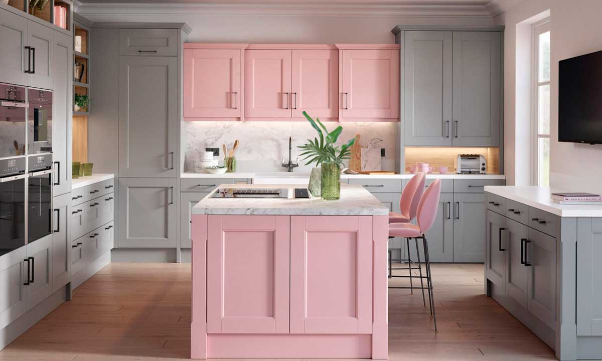 бело-розовая кухня в двухкомнатной квартире