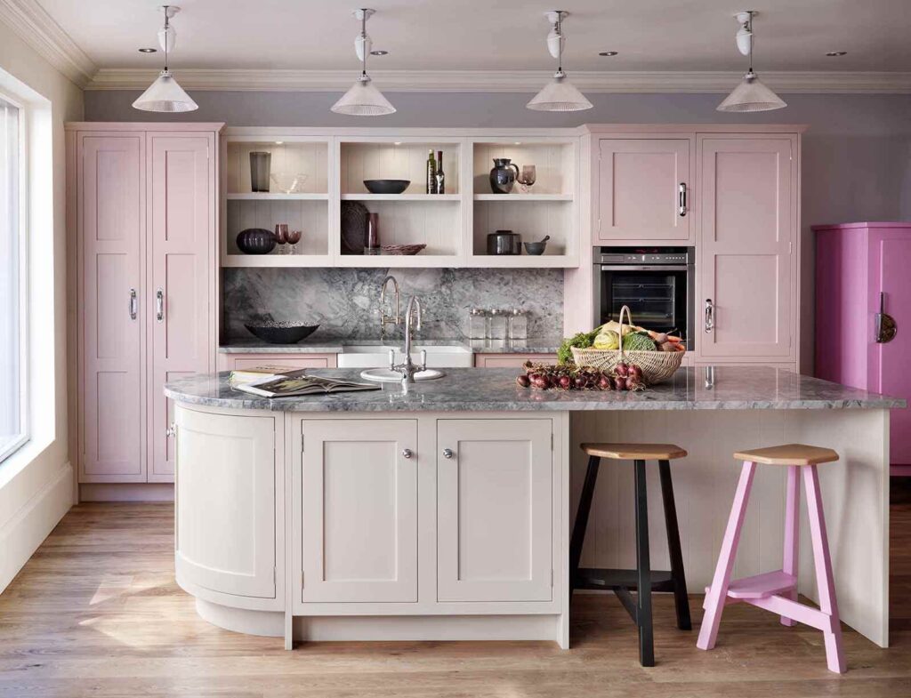 бело-розовая кухня в квартире