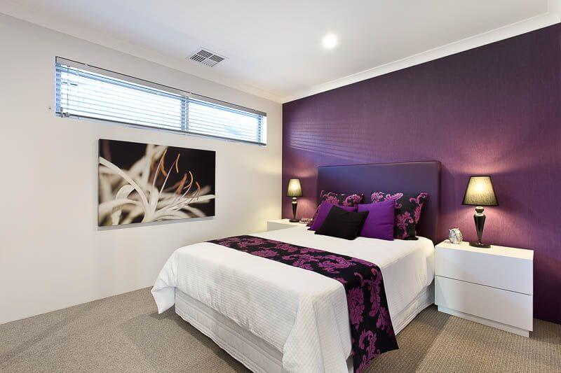 пурпурная спальня в доме
