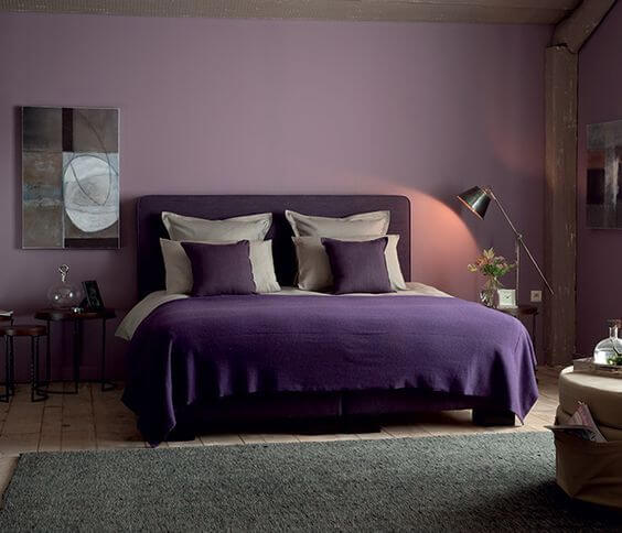 пурпурная спальня в доме