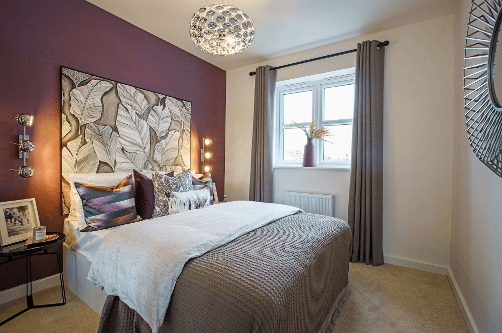 пурпурная спальня в двухкомнатной квартире