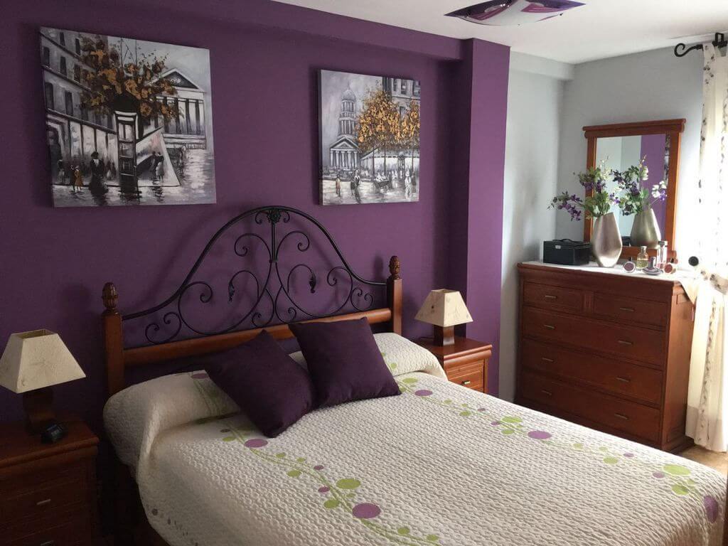 пурпурная спальня в трехкомнатной квартире