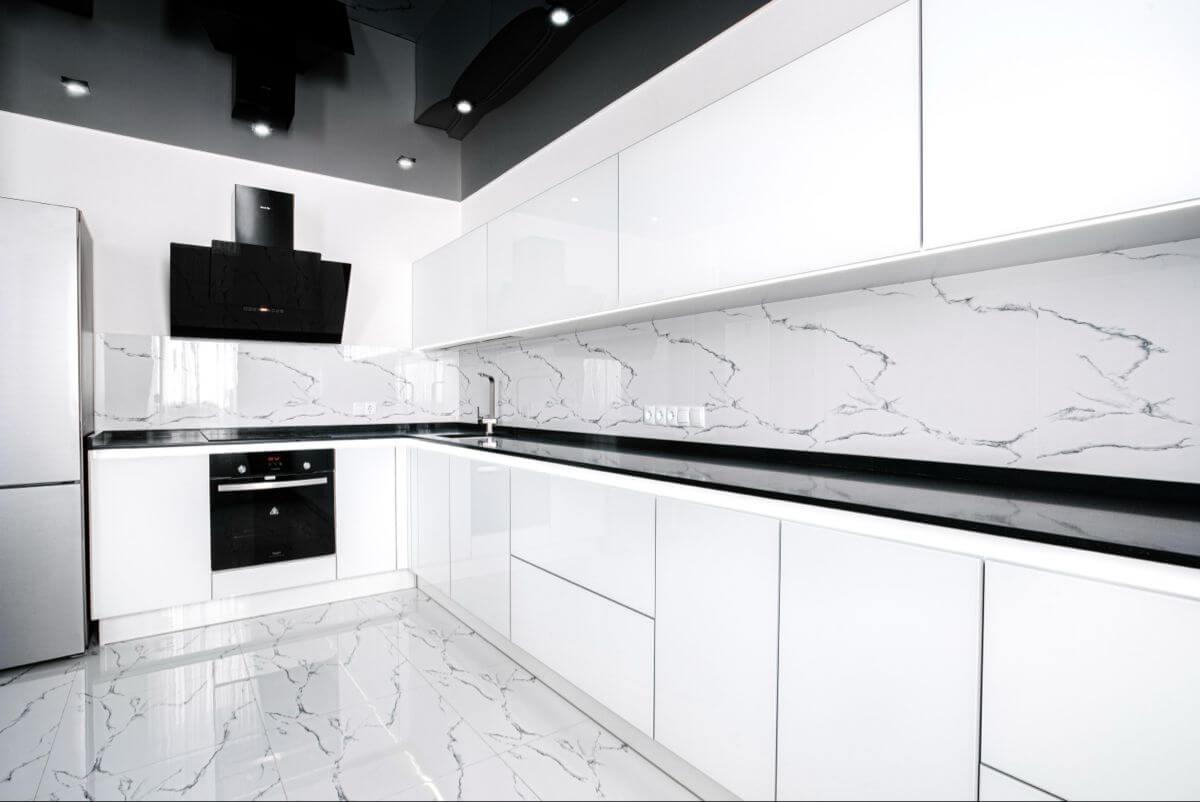 Белая кухня с черной столешницей фото
