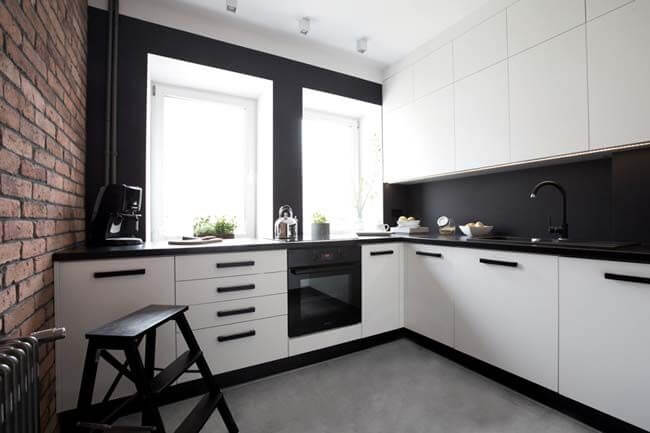 черно-белая кухня в 2-комнатной квартире