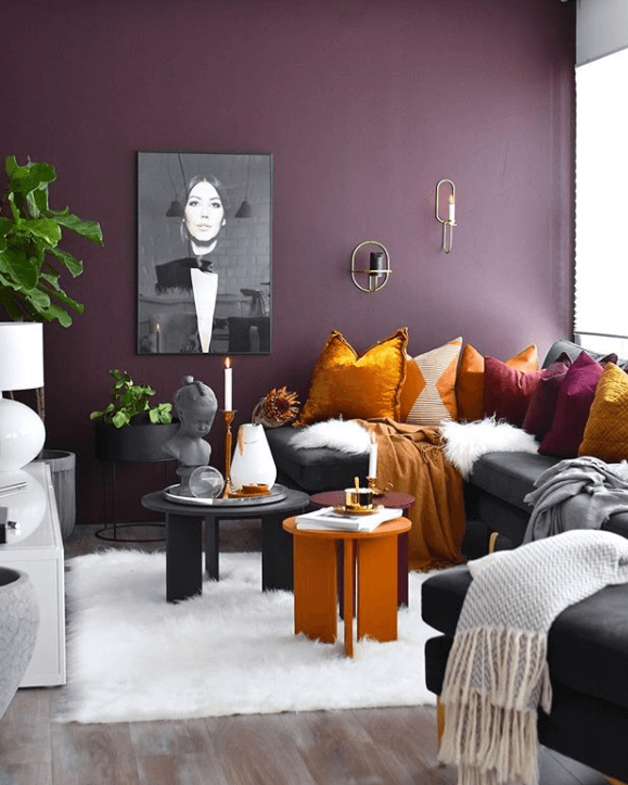 пурпурная гостиная в однокомнатной квартире