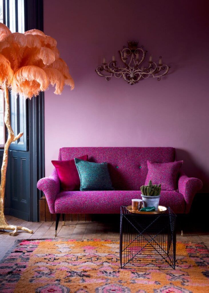 интерьер пурпурной гостиной