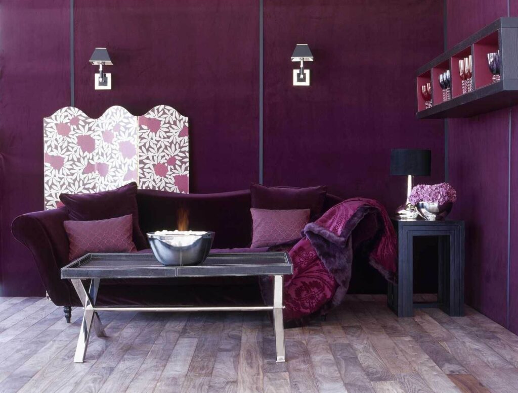 пурпурная гостиная в частном доме