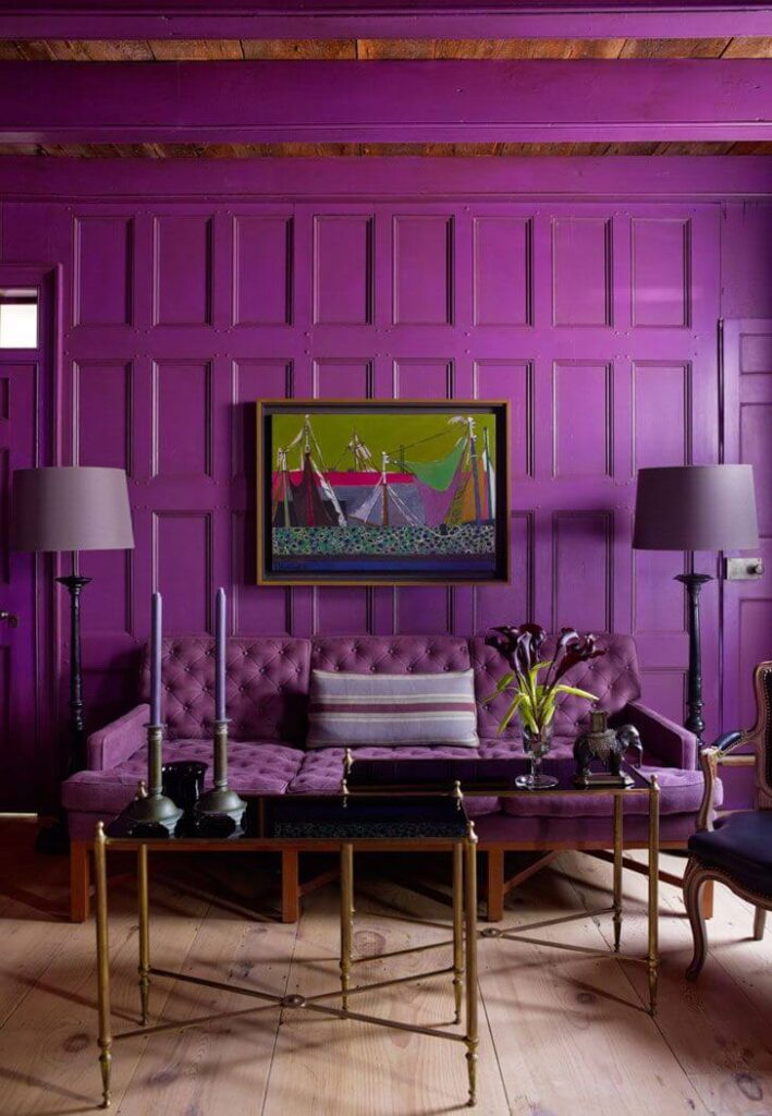 пурпурная гостиная в двухкомнатной квартире