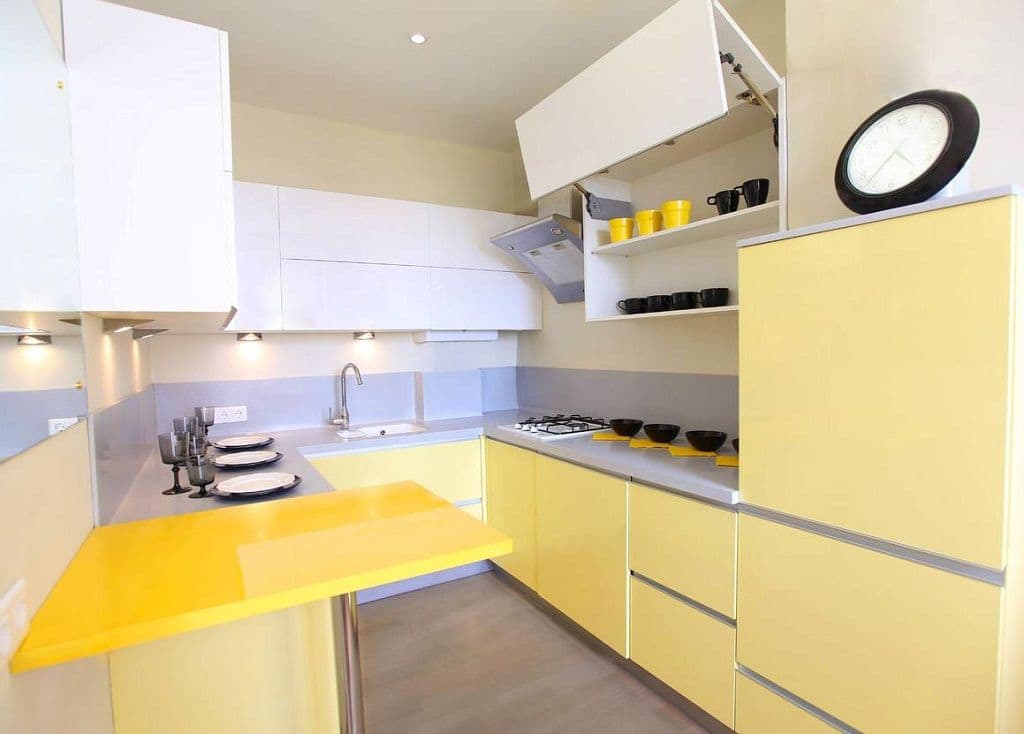 лимонная кухня в однокомнатной квартире