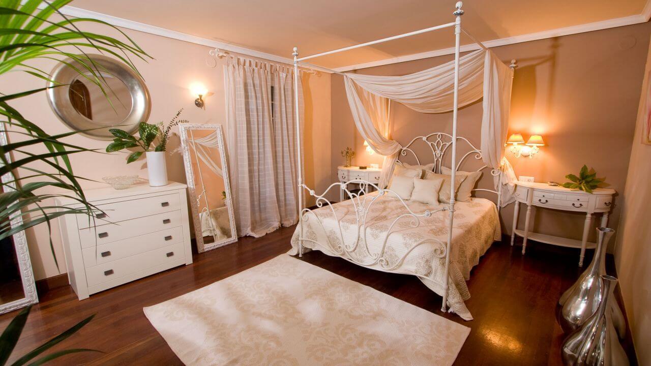 роскошная в стиле рококо спальня