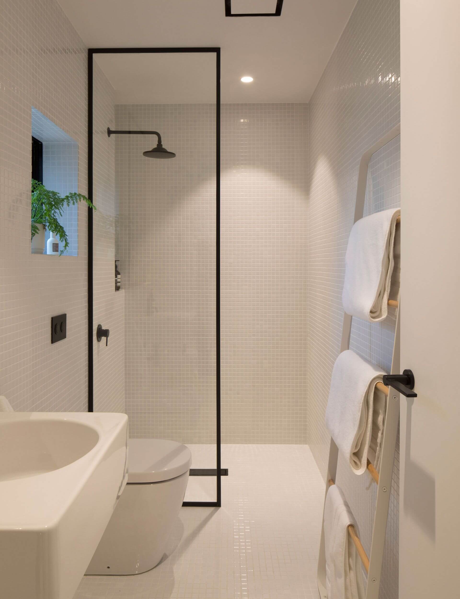 классическая в стиле минимализм ванная комната