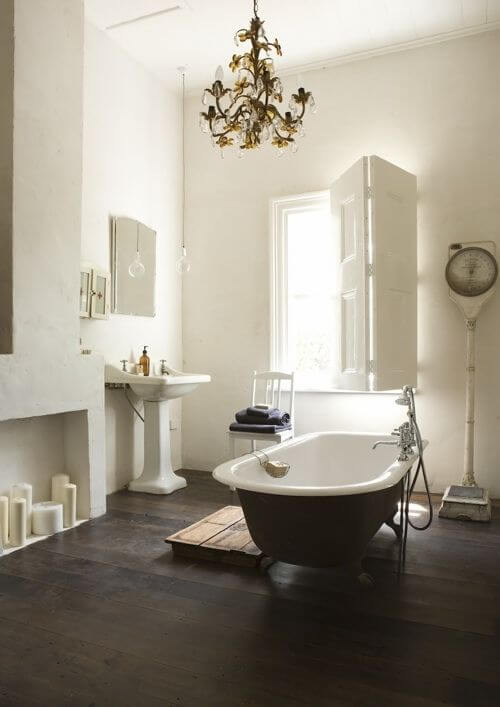 эффектная во французском стиле ванная комната