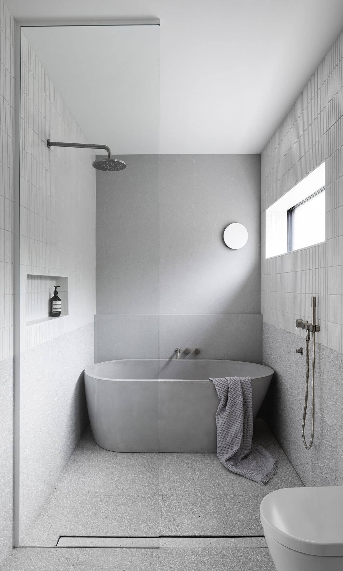 элегантная в стиле минимализм ванная комната