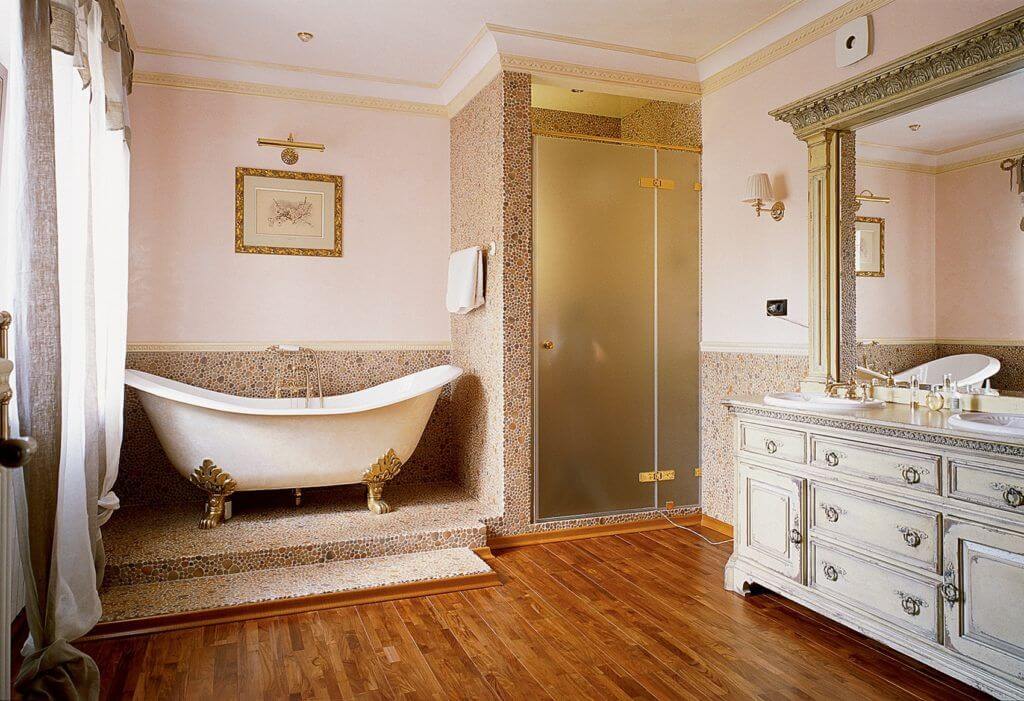 элегантная в классическом стиле ванная комната