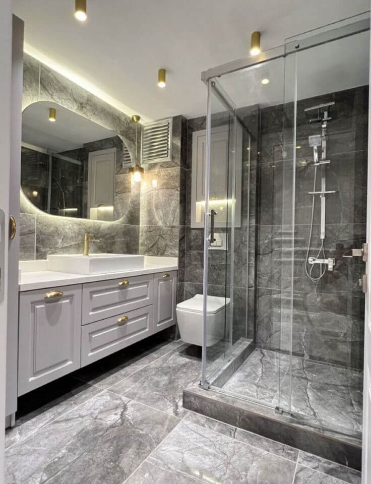 изысканная в стиле неоклассика ванная комната