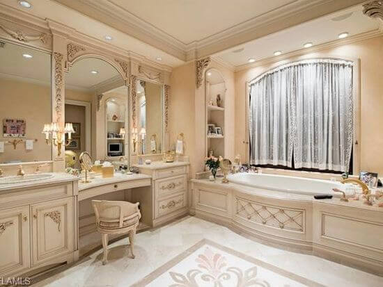 роскошная в стиле рококо ванная комната