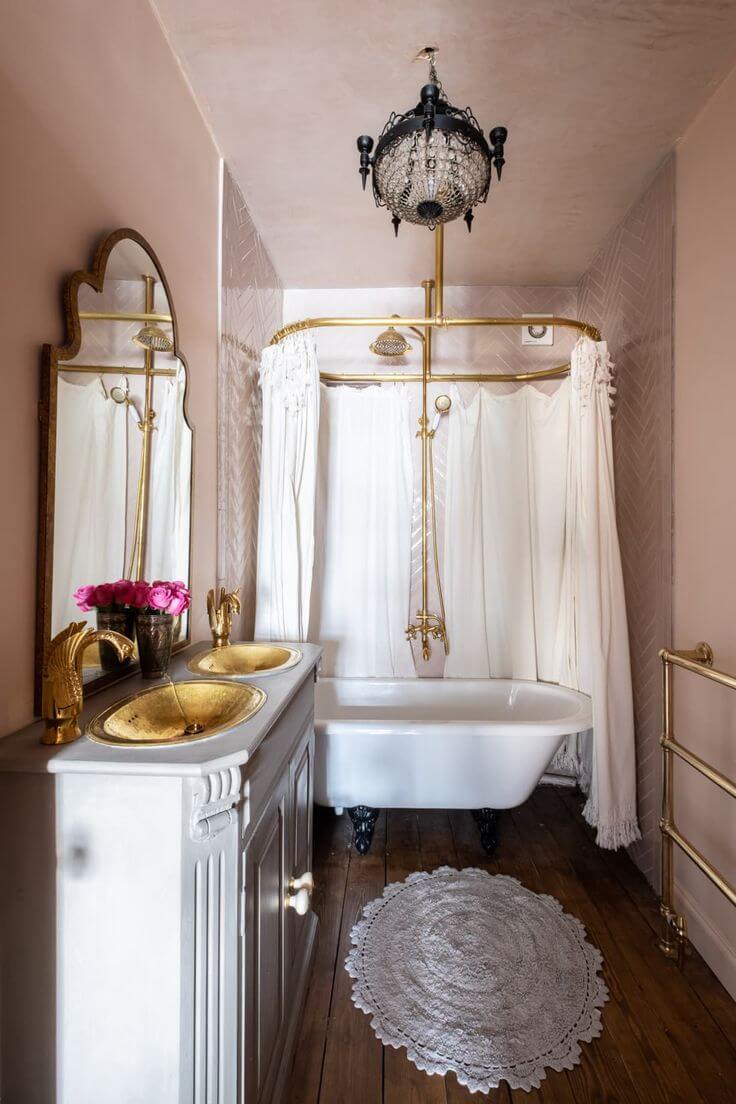 очаровательная в стиле рококо ванная комната
